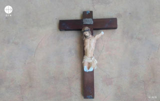 imagem de uma cruz quebrada