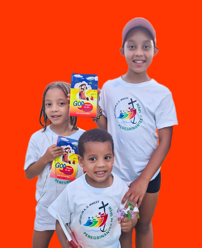 Crianças com a Bíblia da Criança